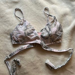 Garage, size small, pink and white with leaf pattern